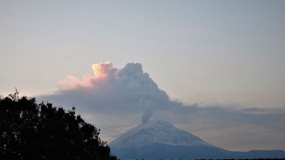 Explosión en el Popocatépetl lanza fragmentos incandescentes