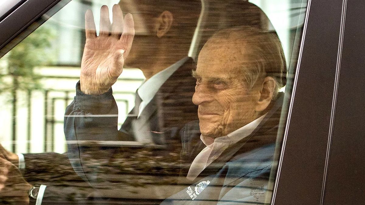 Dan de alta a príncipe Felipe tras cirugía de cadera