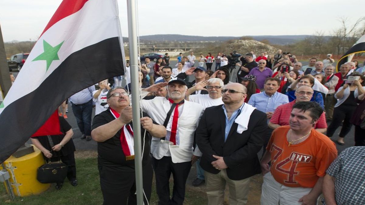 Sirios se manifiestan contra bombardeo de EE.UU.