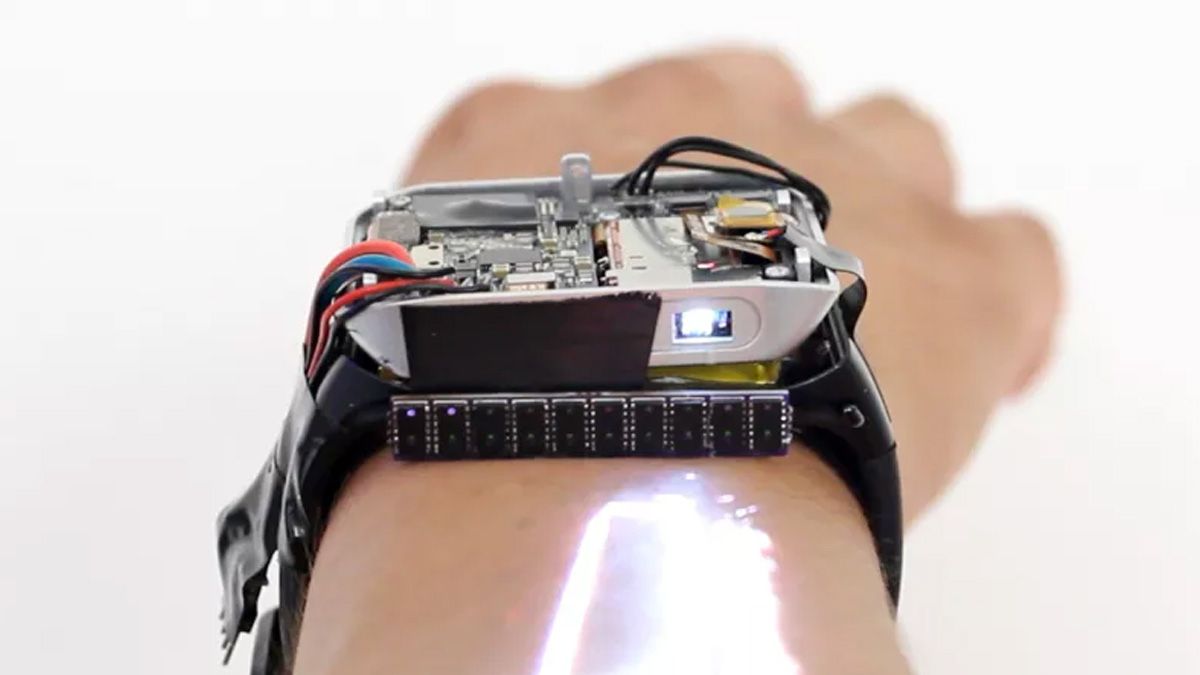 Crean reloj que despliega pantalla sobre la piel