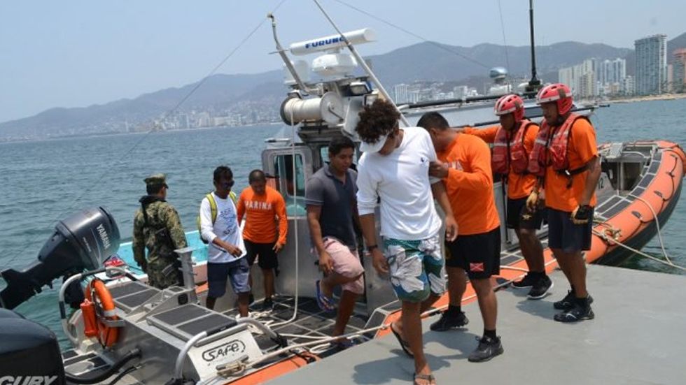Semar rescata a tres náufragos en costa de Acapulco