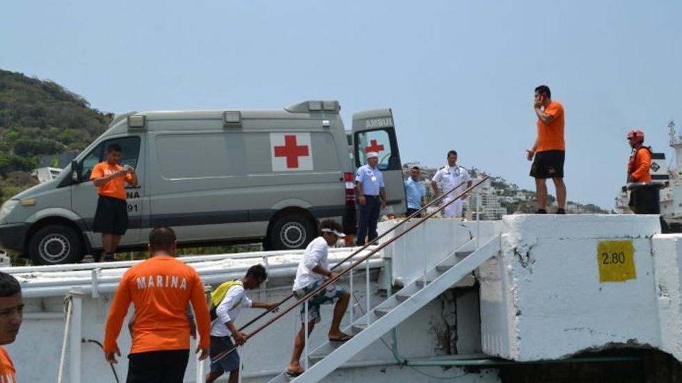 Semar rescata a tres náufragos en costa de Acapulco - rescatan-a-naufragos-acapulco-semar-4