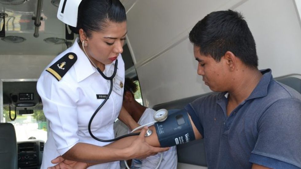 Semar rescata a tres náufragos en costa de Acapulco - rescatan-a-naufragos-acapulco-semar-5