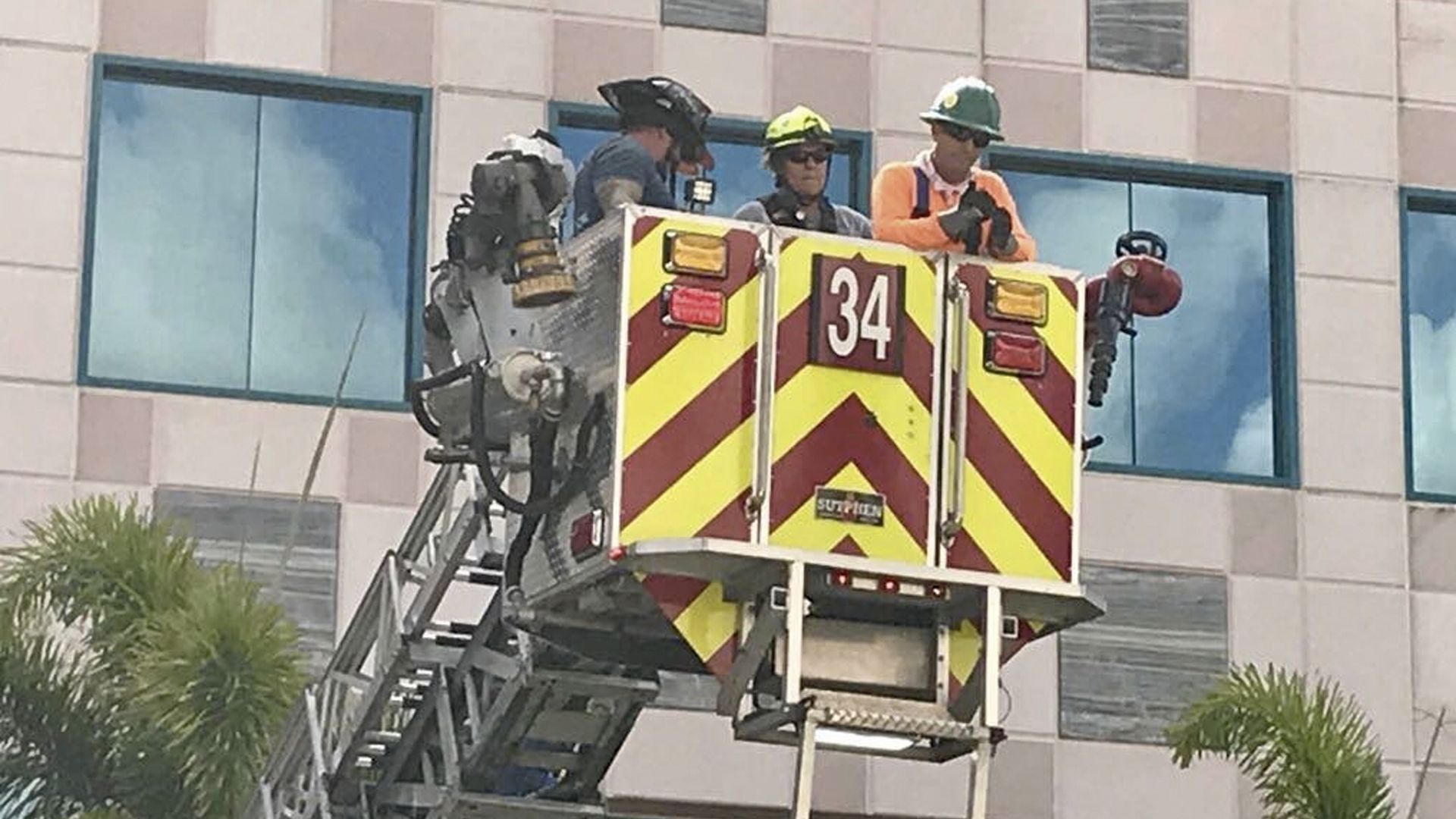 #Video Rescatan a trabajadores que quedaron colgando de andamio en Florida