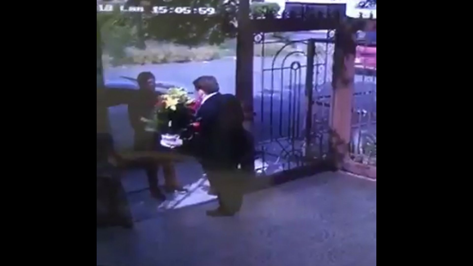 #Video Utilizan arreglo floral para robar domicilio en Nuevo León