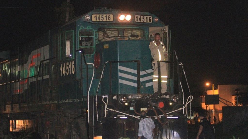 Sujetos saquean bultos de cemento de tren varado en Puebla
