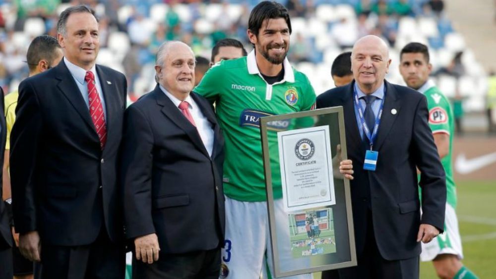 Sebastián Abreu recibe Récord Guinness