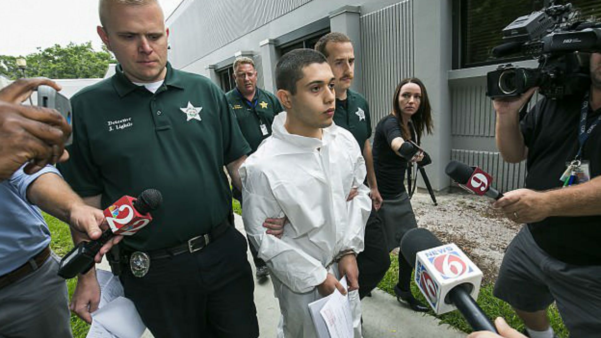 Abre fuego en escuela, hiere a uno y pide disculpas