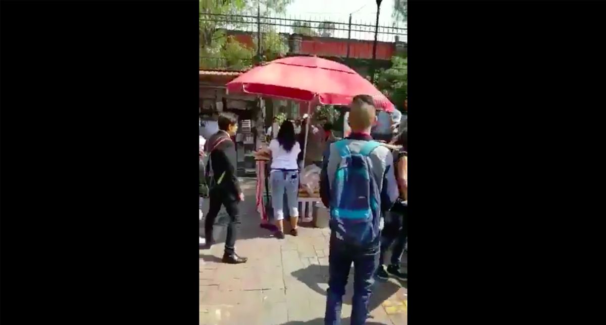 #Video Jóvenes golpean a policías cerca de Metro Balderas