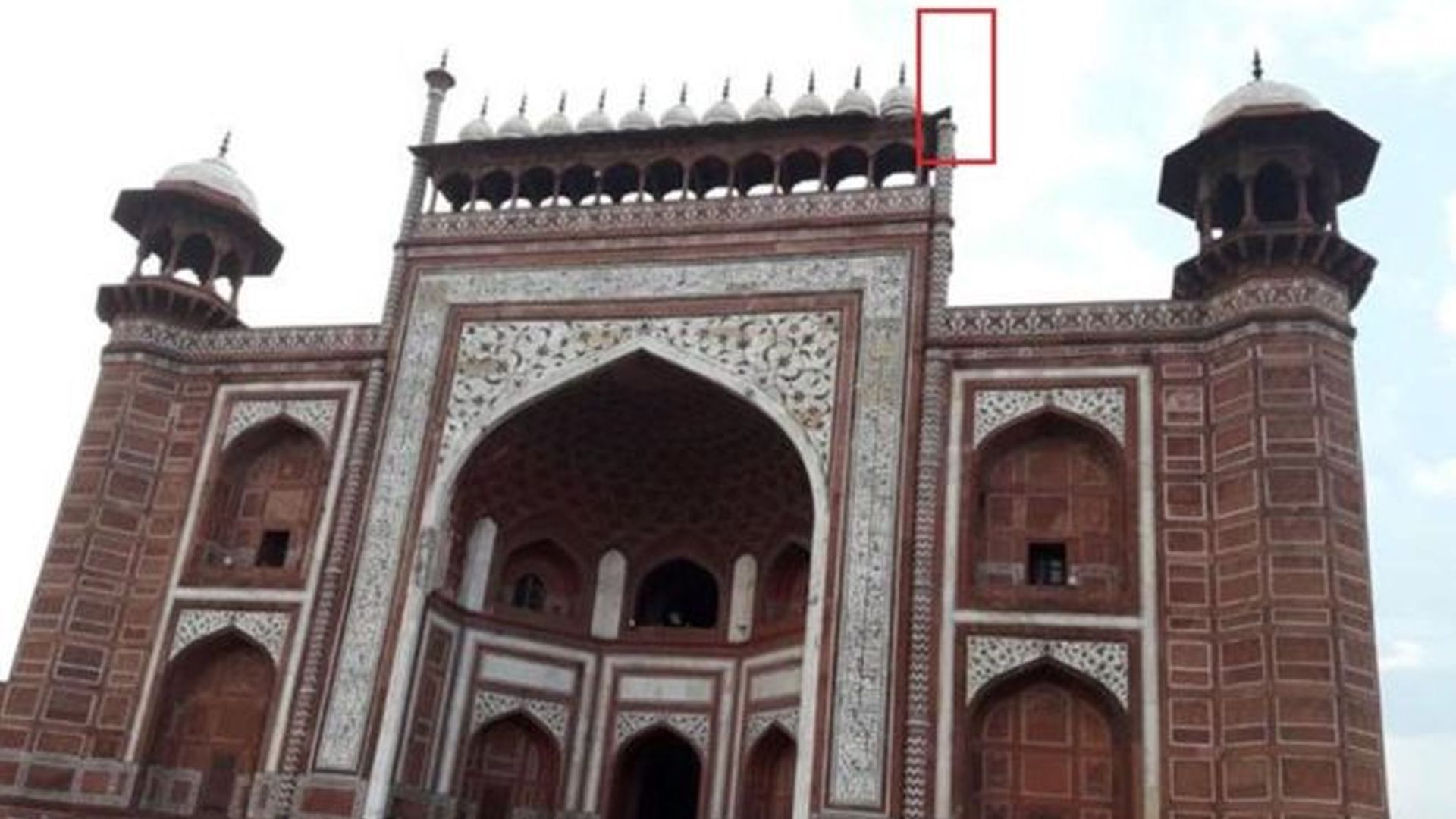 Tormenta derriba dos torres del Taj Mahal