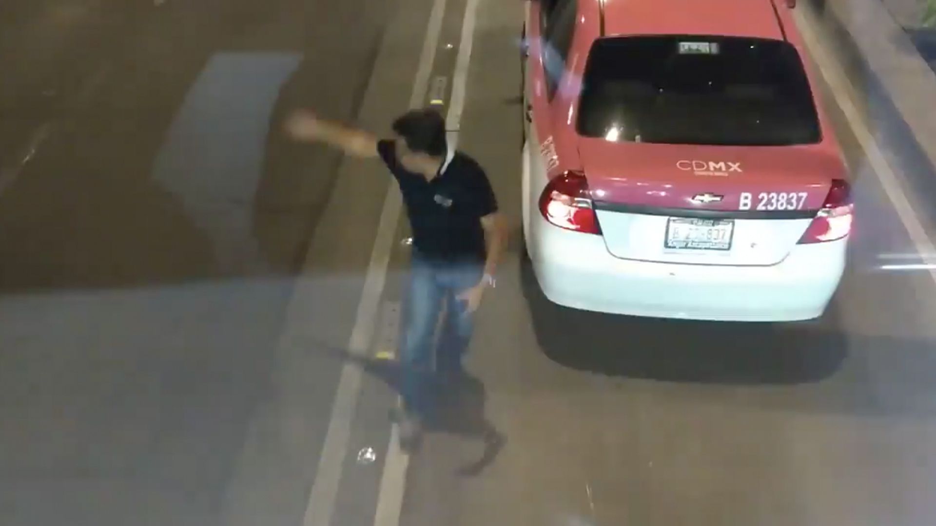 #VIDEO Taxista increpa a chofer de Metrobús en Reforma tras invadir carril confinado
