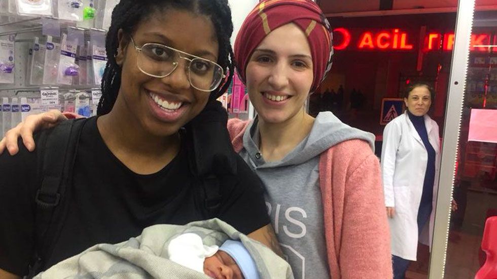 Mujer da a luz gracias a tutorial en YouTube