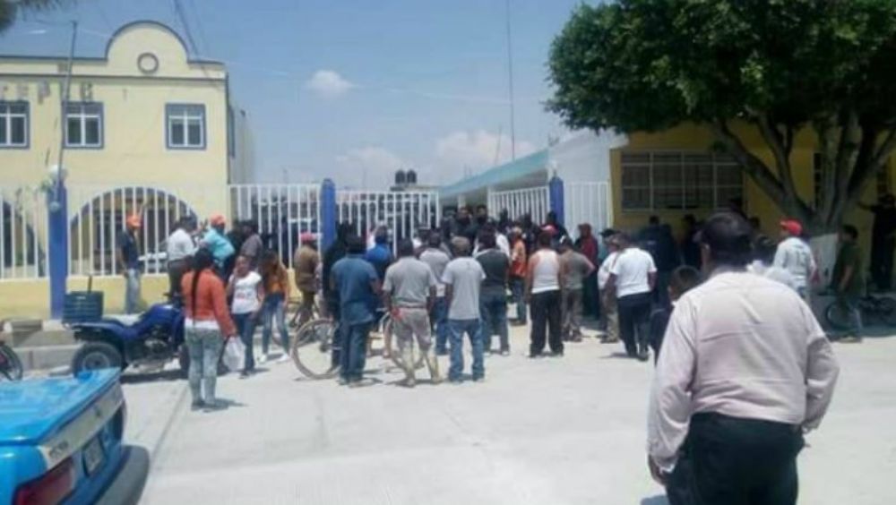 Salvan a cuatro de ser linchados en Puebla
