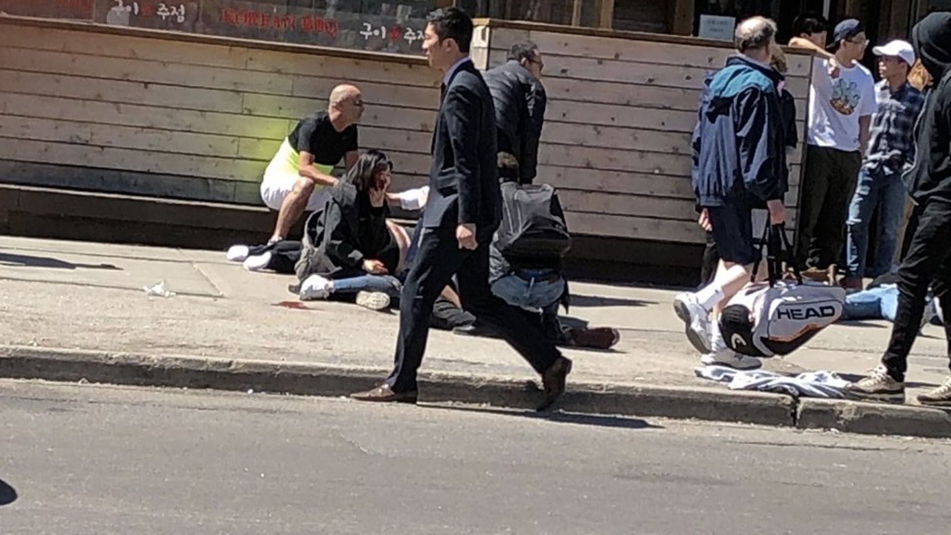 Camioneta arrolla a peatones en Toronto y deja 10 muertos