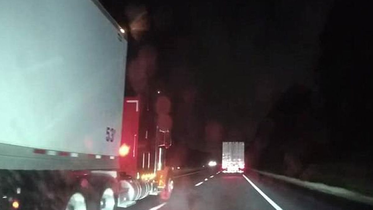 #Video Vehículo autodirigido evita choque con camión