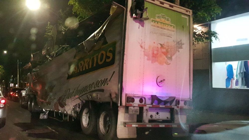 Tráiler choca contra estación del Metrobús Corregidora
