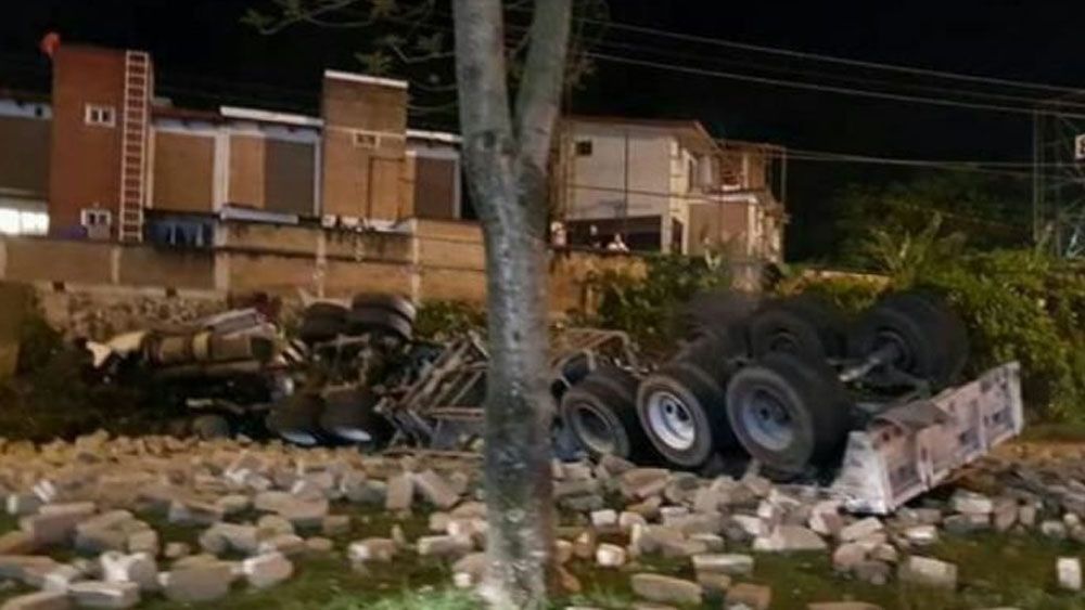 Volcadura de tráiler deja una mujer muerta en carretera de Xalapa