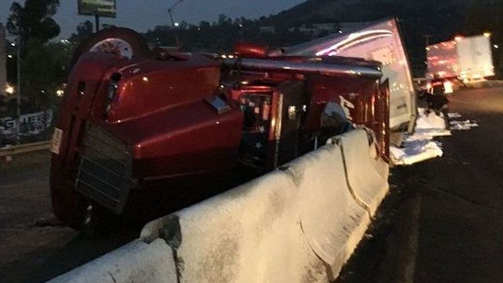Vuelca tráiler en Tlalnepantla Vuelca tráiler en Tlalnepantla