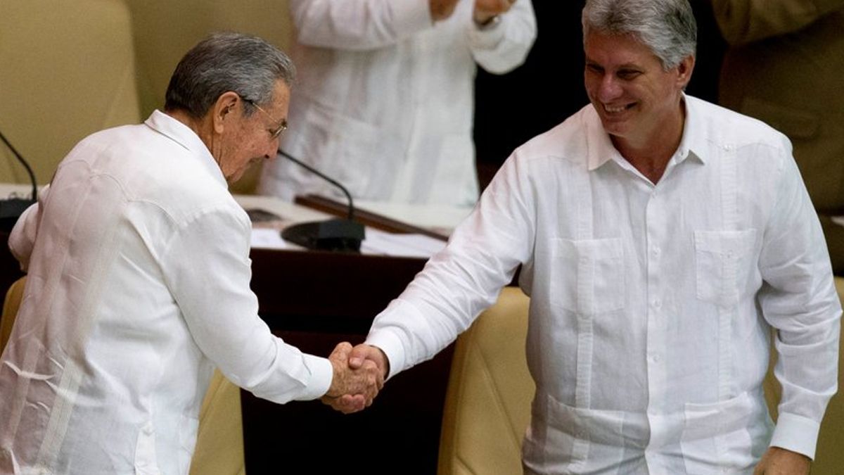 Adelantan un día transición política en Cuba