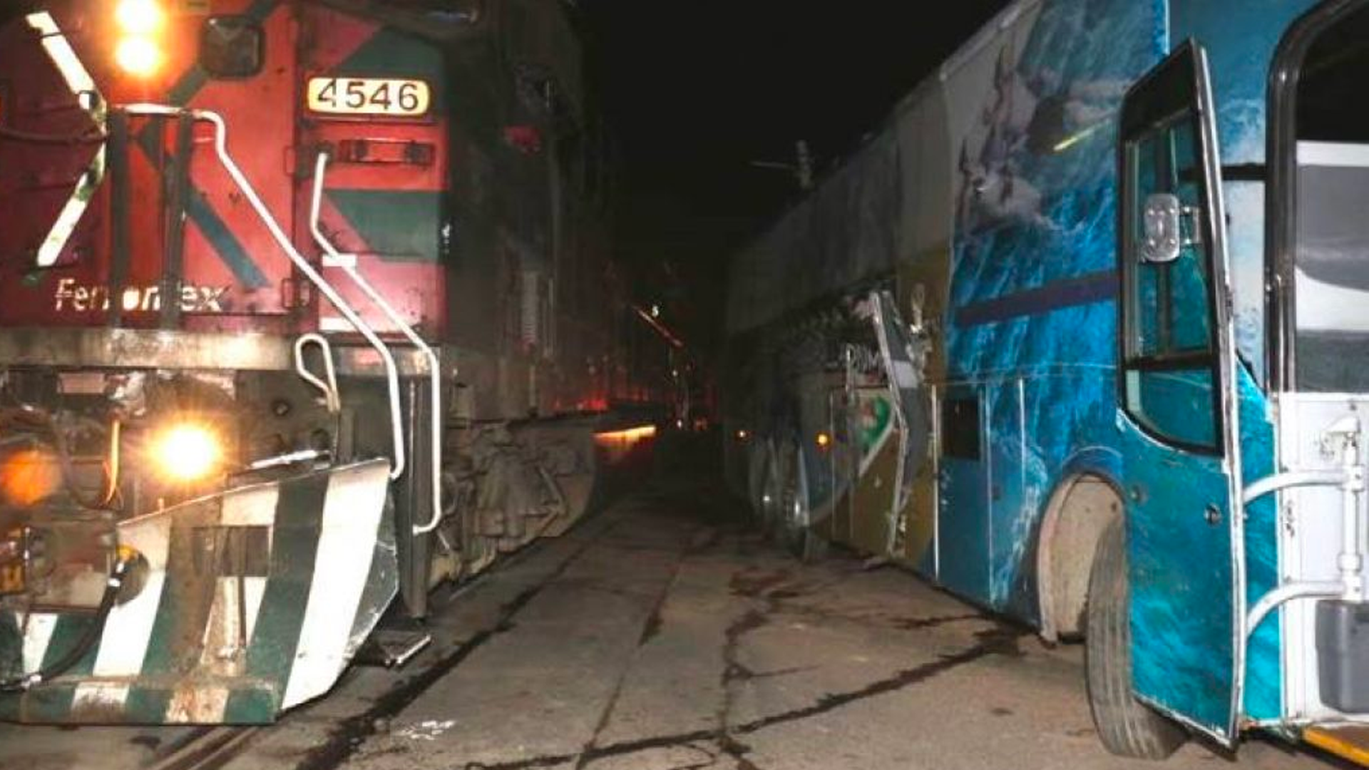 Tren embiste a autobús turístico en Tlaxcala
