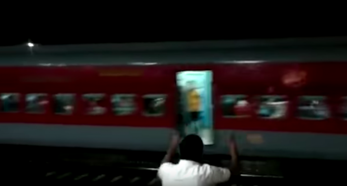 #Video Tren con mil pasajeros rueda sin control en India