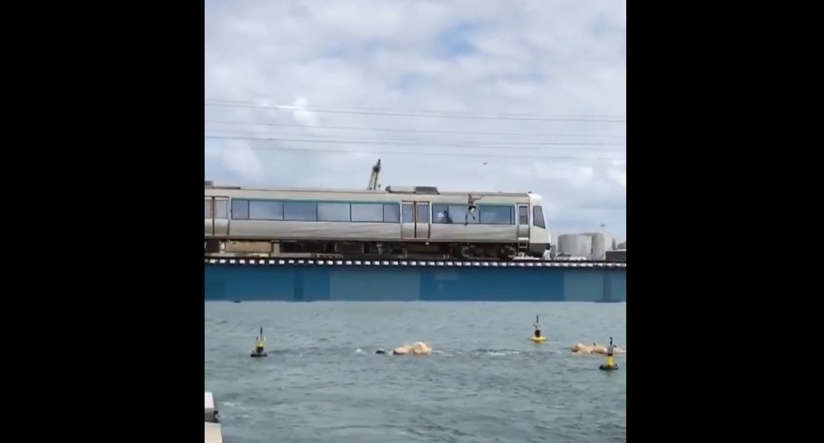#Video Hombre se lanza de tren en movimiento en Australia