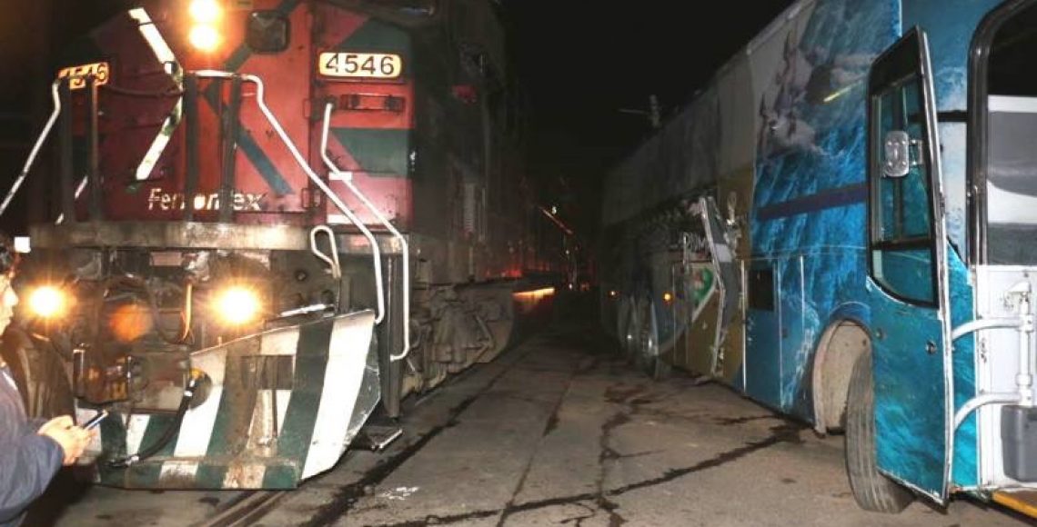 Tren embiste a autobús turístico en Tlaxcala - tren