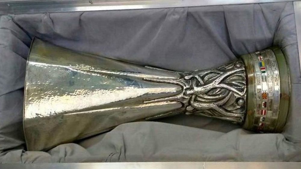 Roban y recuperan trofeo de la Europa League en México