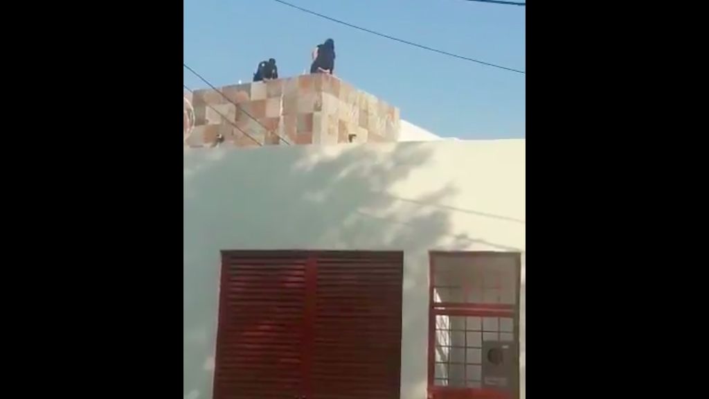 #Video Rescatan a mujer que quería lanzarse de azotea de centro de salud