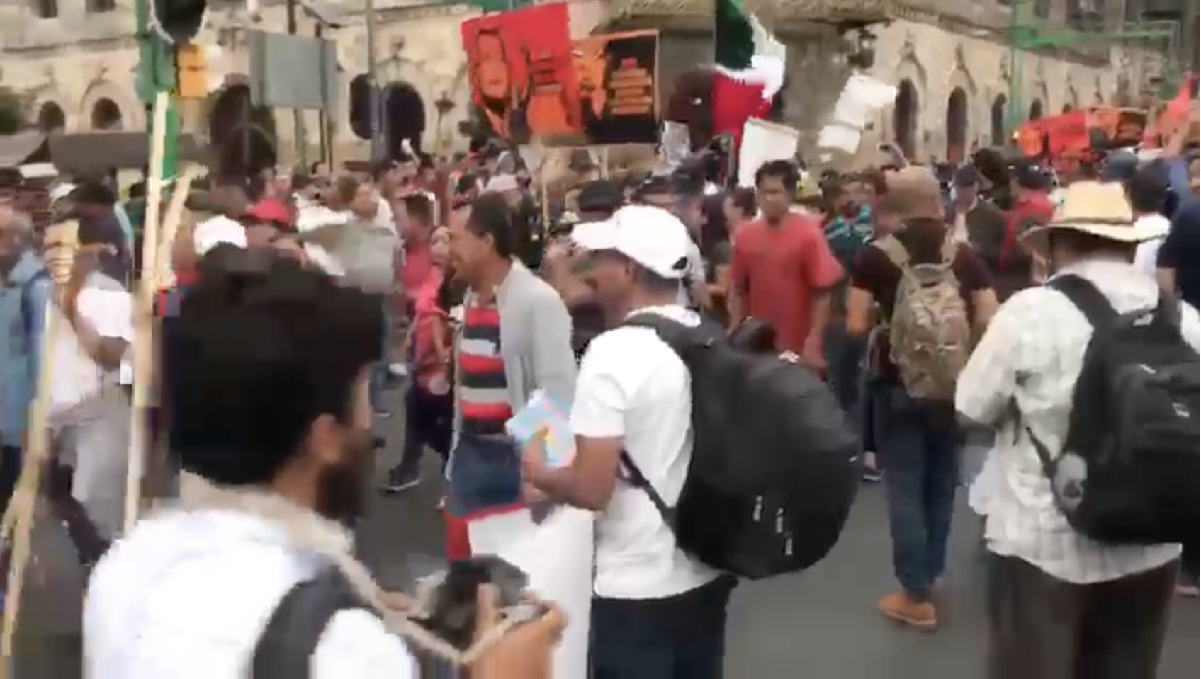 Así las cosas afuera del Palacio de Minería