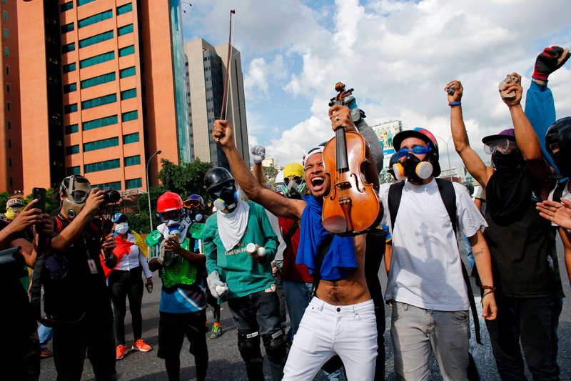 Grupo de Lima rechaza negación de Maduro sobre crisis en Venezuela - violinista-venezuela2