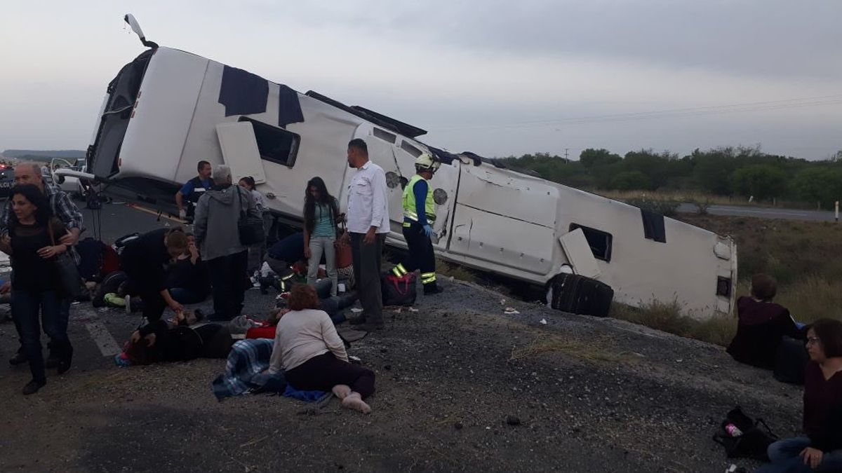 Volcadura de autobús deja un muerto y 20 heridos en Nuevo León Volcadura de autobús deja un muerto y 20 heridos en Nuevo León