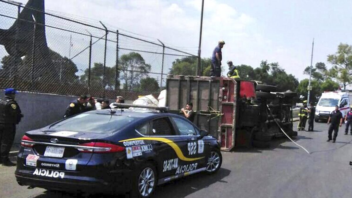 Vuelca camión en inmediaciones del Estadio Azteca