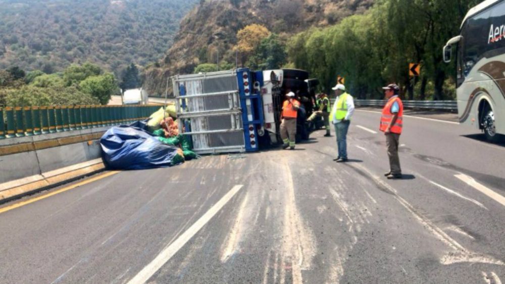 Vuelca camión en la autopista México-Cuernavaca