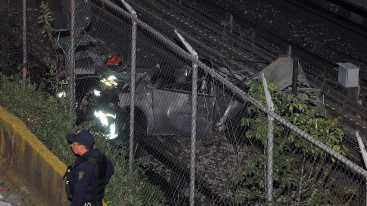 Auto termina en vías del Metro tras volcadura