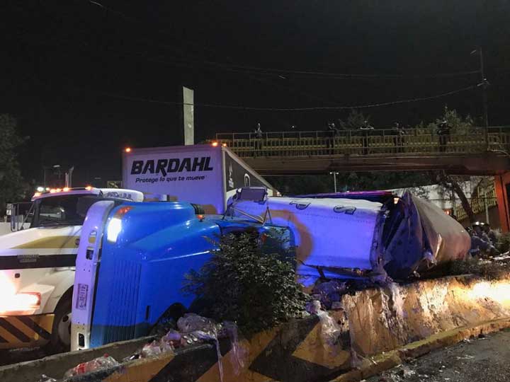 Vuelca camión en Avenida Observatorio - volcadura-observatorio1