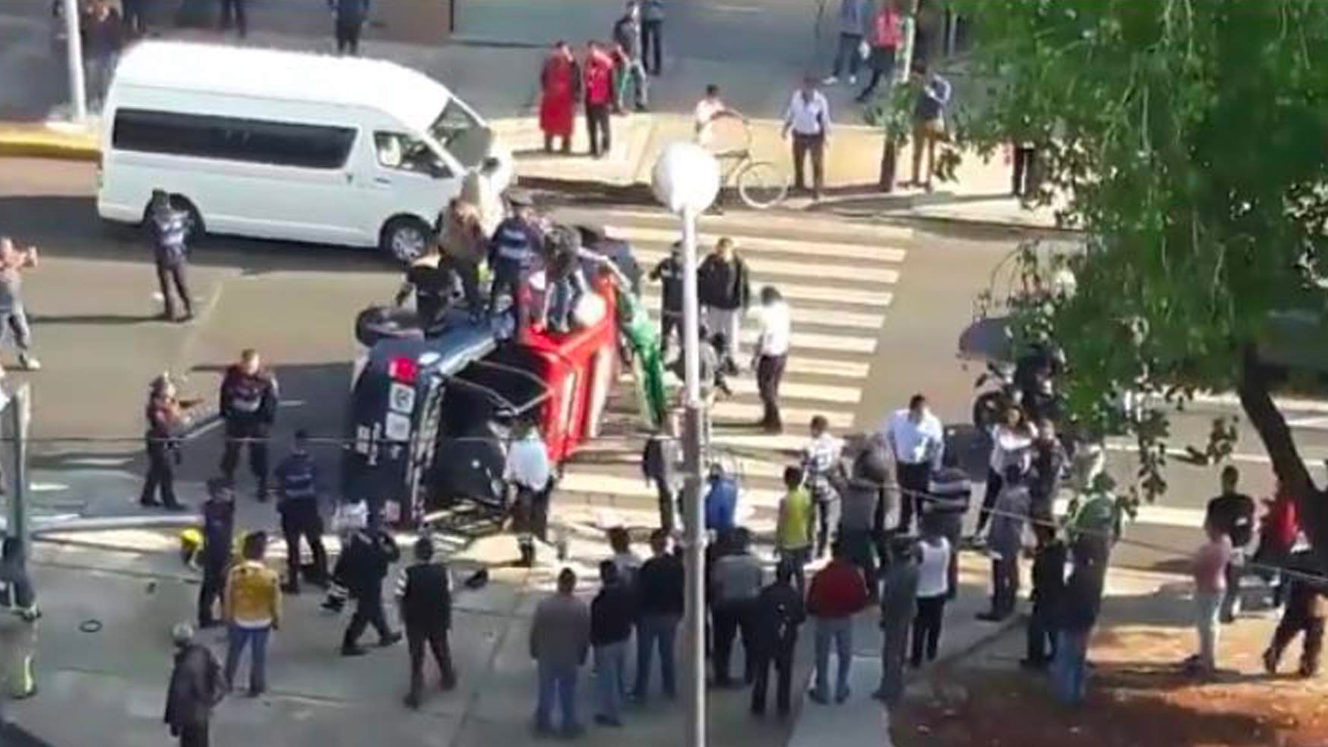 Vuelca patrulla al chocar contra auto en la colonia Centro