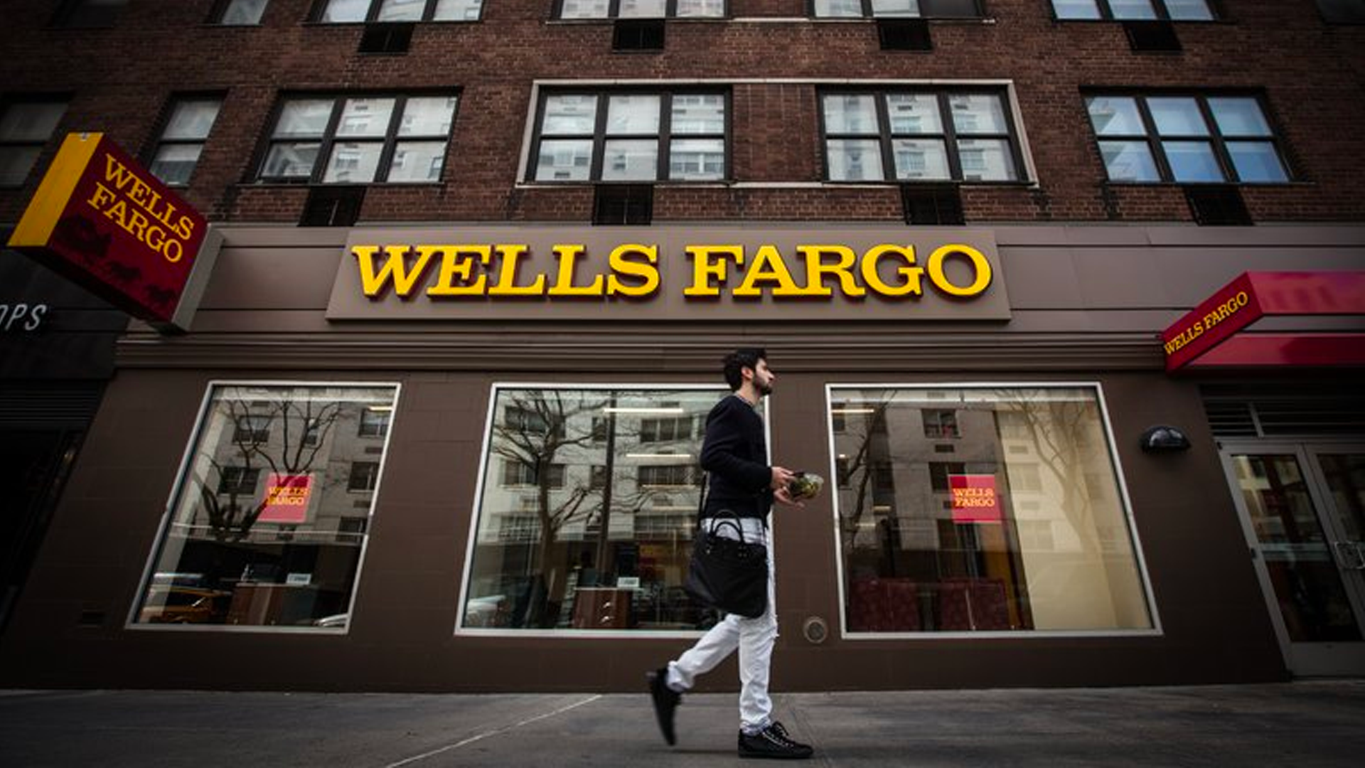 Multan a Wells Fargo con mil mdd por prácticas engañosas