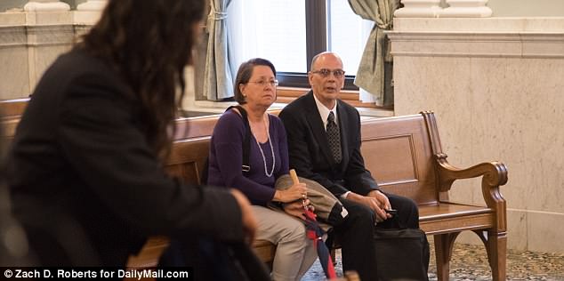 Juez ordena a que hombre se mude de la casa de sus padres - 4c8888b700000578-5757451-image-a-4-1527007485766