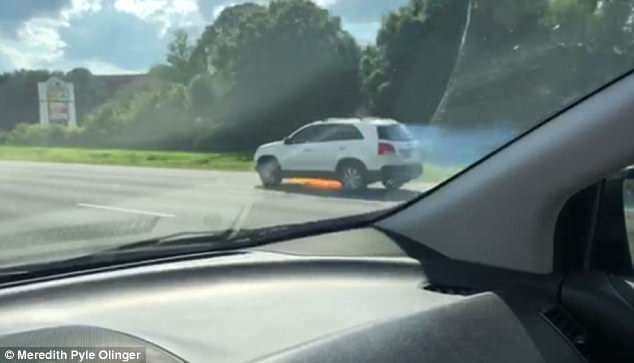 #Video Camioneta se incendia mientras conductora maneja sin notarlo - 4cb6a2fe00000578-0-image-a-58-1527558806373