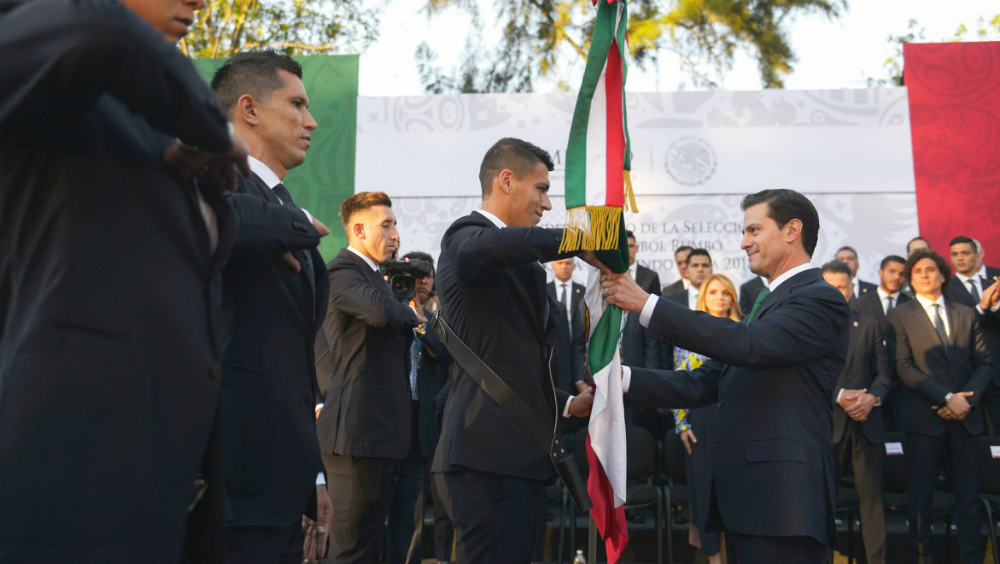 Peña Nieto abandera al Tricolor en Los Pinos - abanderamiento-tri-epn2