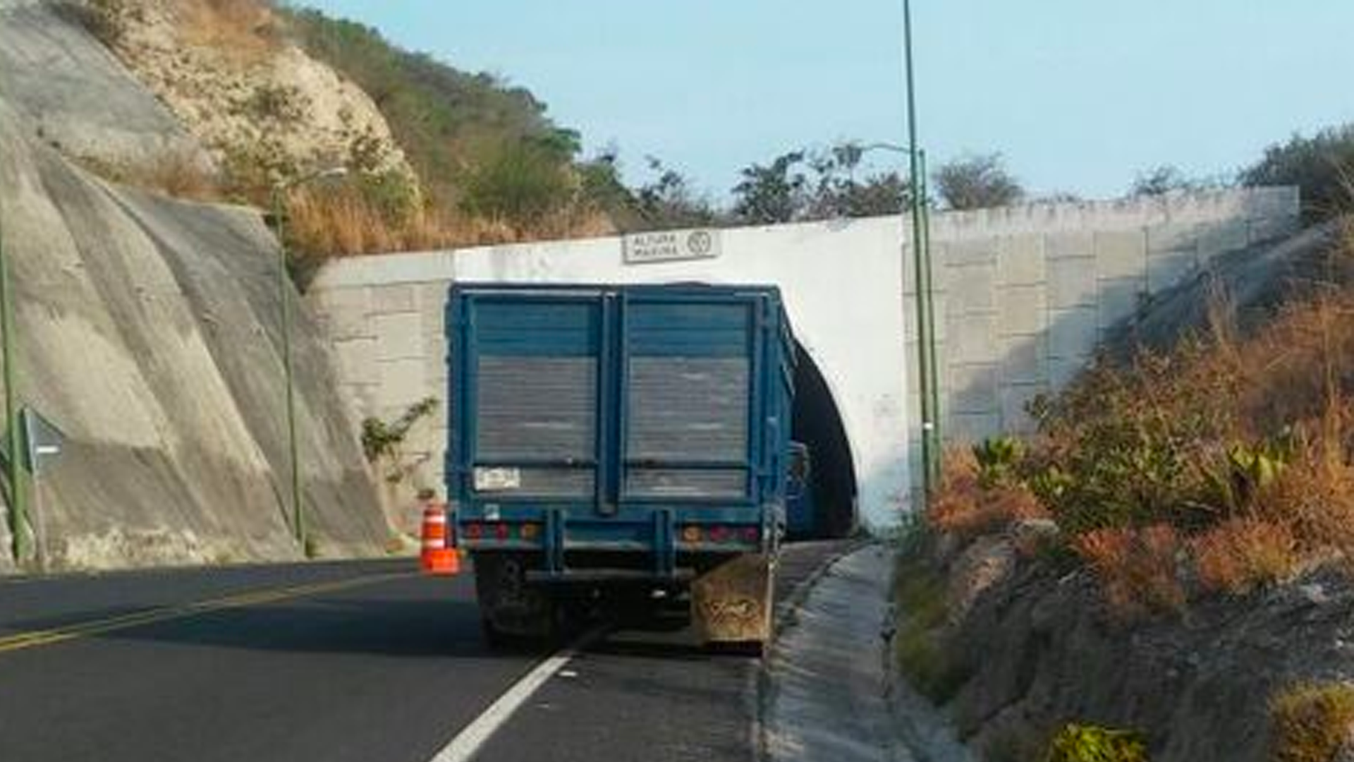 Abandonan camioneta con nueve cadáveres en Guerrero