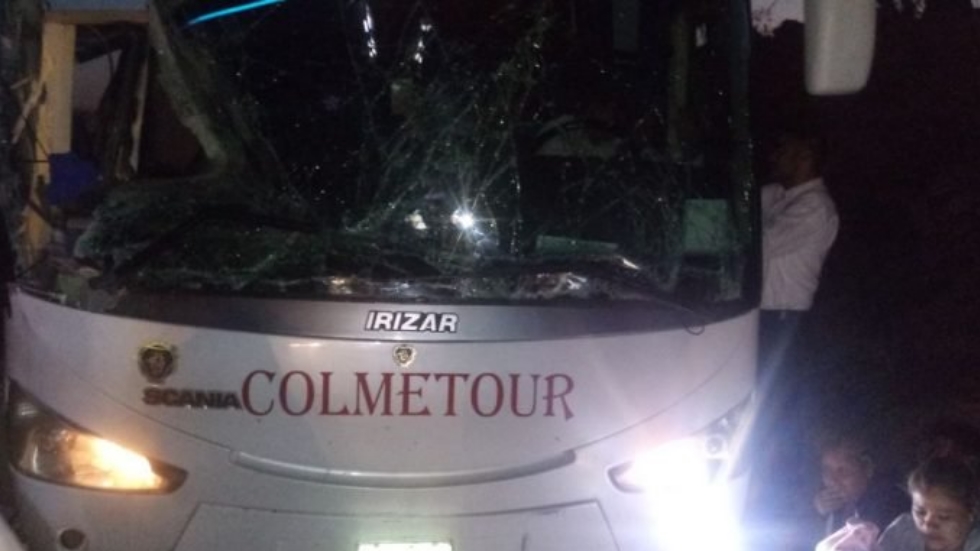 Accidente entre autobús y tráiler deja nueve heridos en Uruapan Accidente entre autobús y tráiler deja nueve heridos en Uruapan