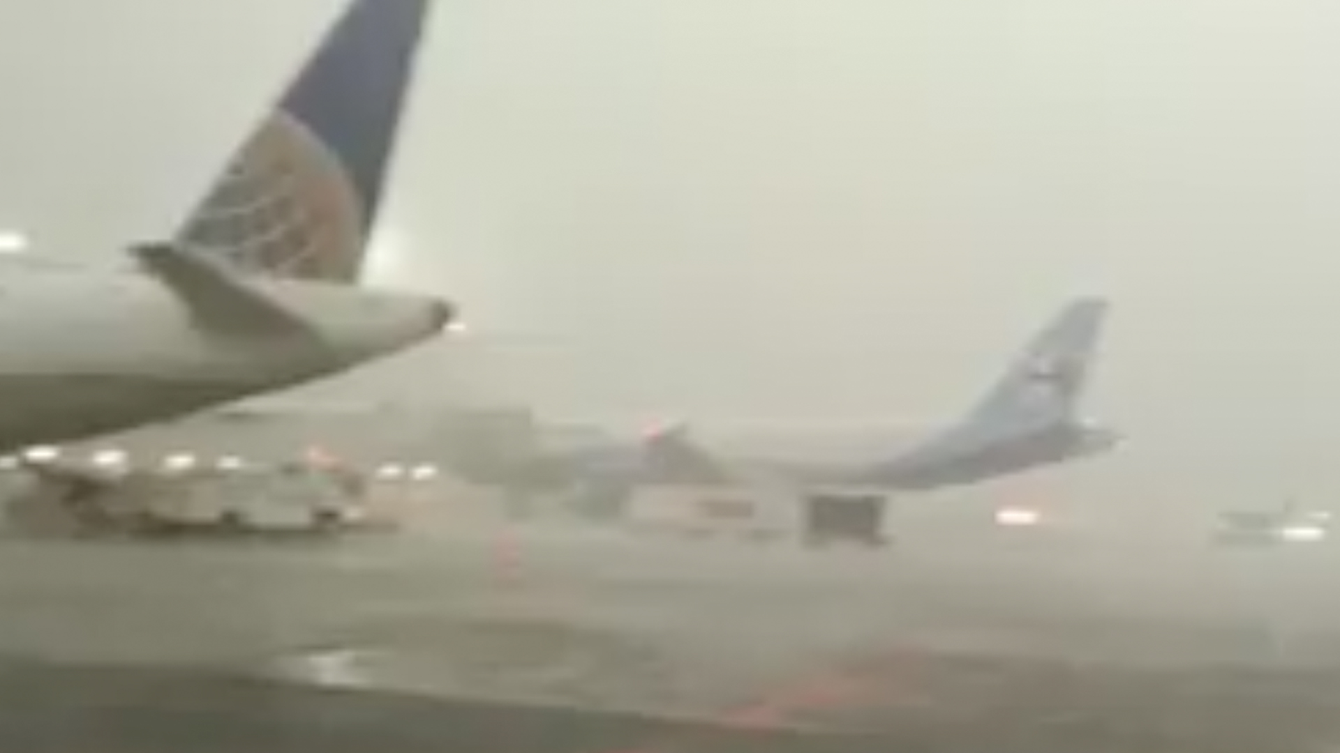 AICM reanuda operaciones tras granizada