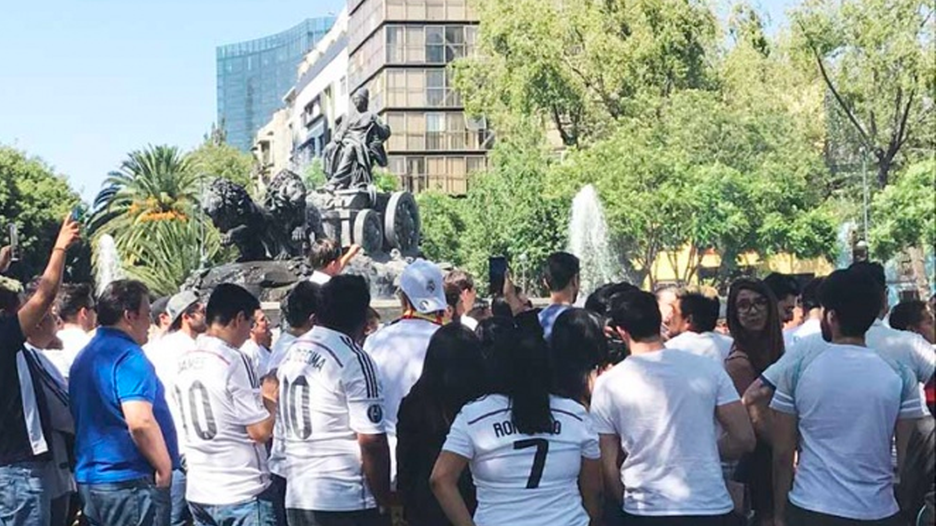 Aficionados del Real Madrid en la CDMX celebran en Fuente de la Cibeles