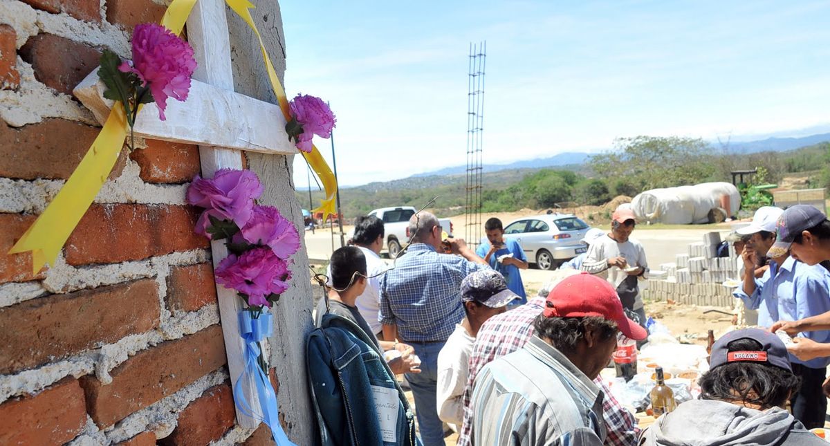 ¿Qué relación tiene el Día de la Santa Cruz con los albañiles? - albanil-santa-cruz-construccion-2