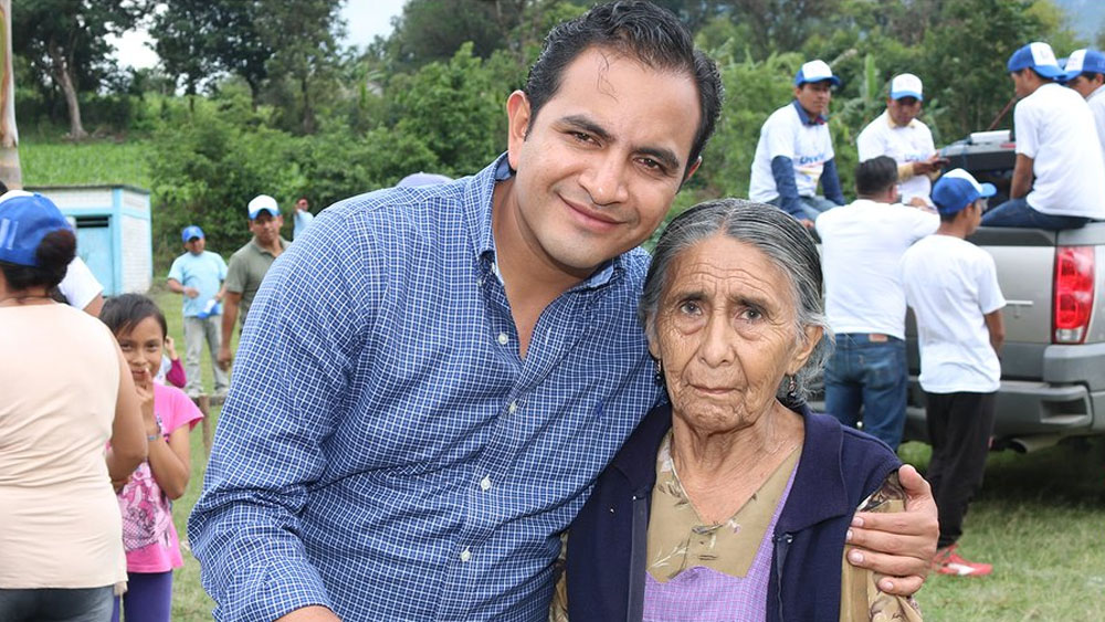 Denuncian a alcalde poblano que dejó a su madre como encargada de despacho