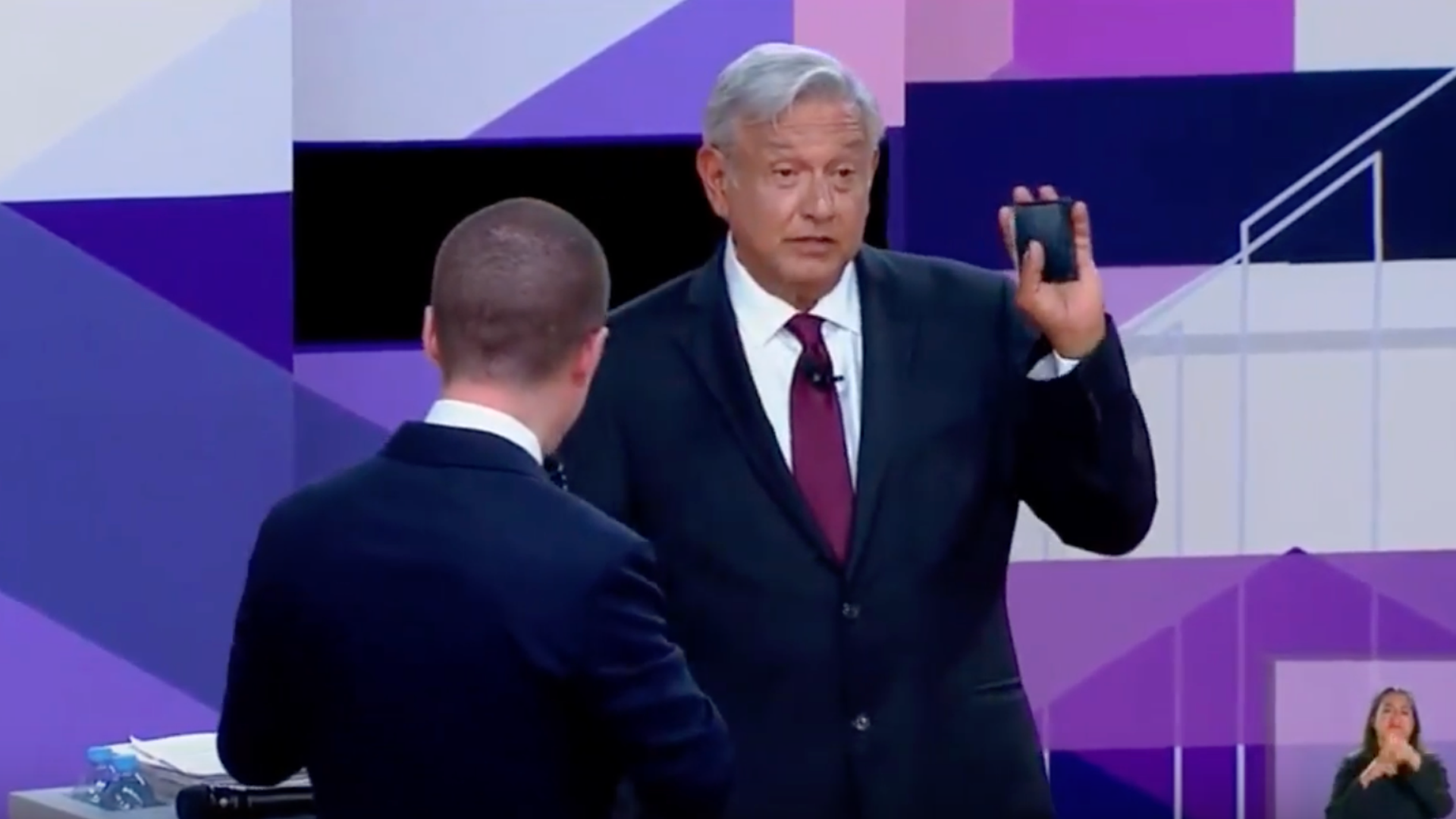 López Obrador guarda la cartera cuando se le acerca Anaya