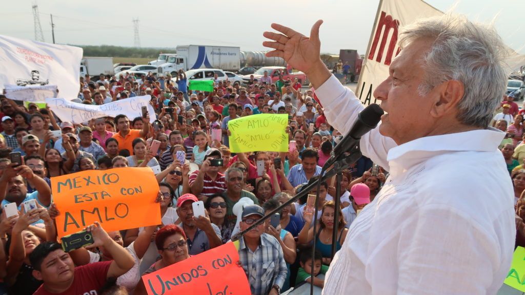 López Obrador felicita a EPN por evitar meterse en elección
