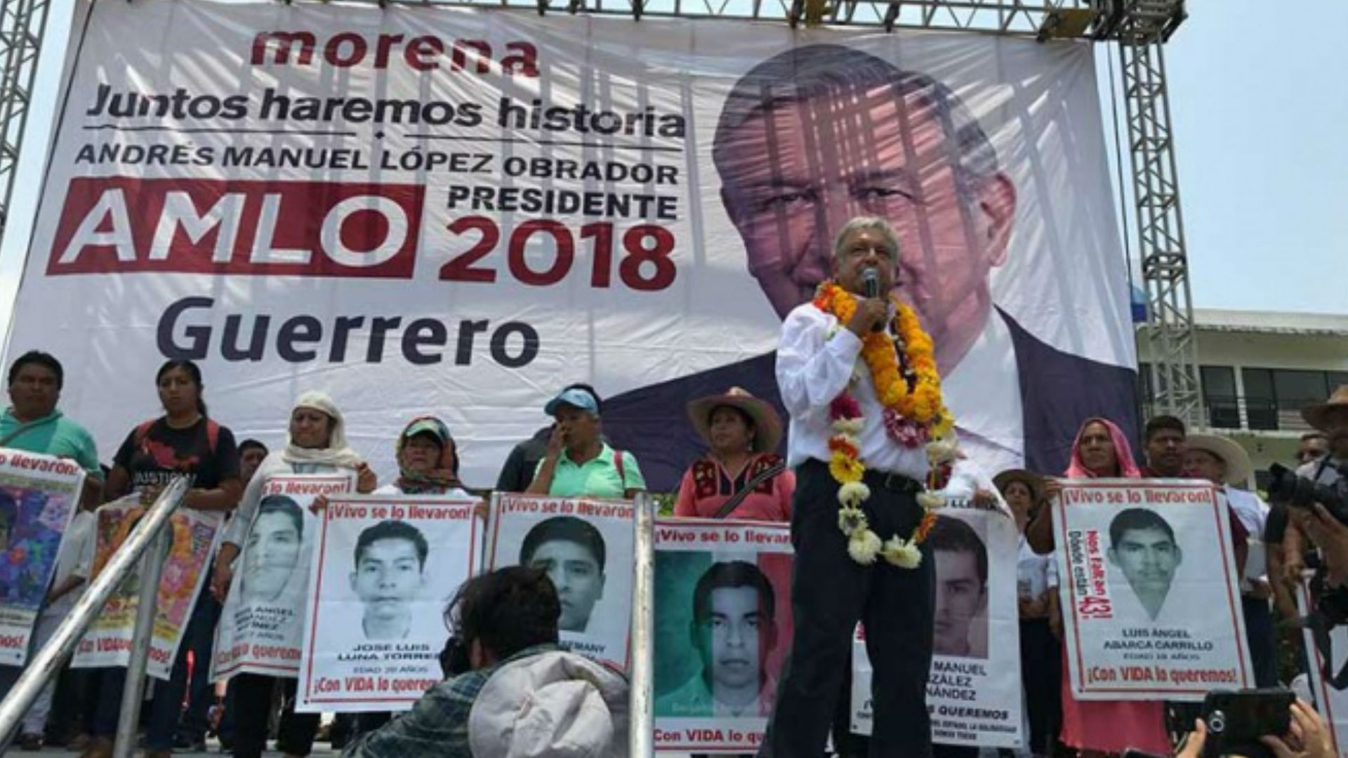 AMLO promete a padres de los 43 normalistas investigar los hechos